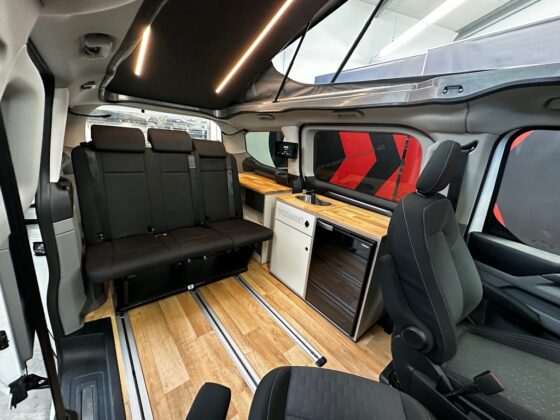 Moduly nábytku Vanexxt ve voze Ford Tourneo Custom
