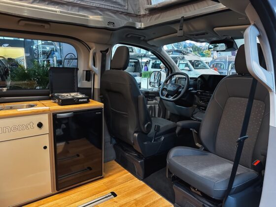 Moduly nábytku Vanexxt ve voze Ford Tourneo Custom