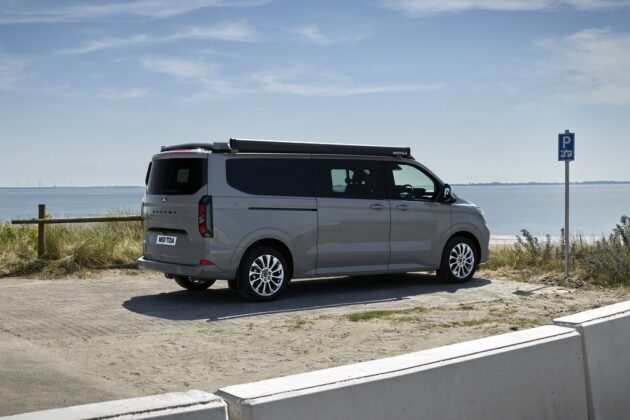 Ford Transit Custom Nugget Titanium s delším rozvorem.