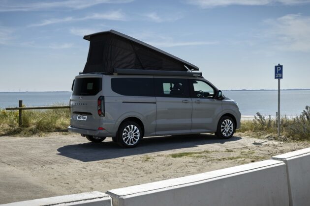 Ford Transit Custom Nugget Titanium s delším rozvorem.