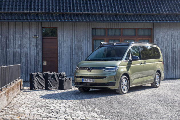 Volkswagen California Beach s modul&aacute;rn&iacute;m syst&eacute;mem nafukovac&iacute; kuchyně a flexibiln&iacute;ho lůžka.
