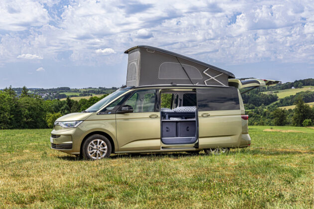 Volkswagen California Beach s modul&aacute;rn&iacute;m syst&eacute;mem nafukovac&iacute; kuchyně a flexibiln&iacute;ho lůžka.