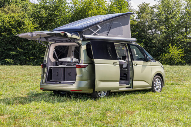 Volkswagen California Beach s modul&aacute;rn&iacute;m syst&eacute;mem nafukovac&iacute; kuchyně a flexibiln&iacute;ho lůžka.