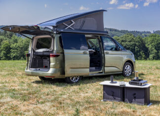Volkswagen California Beach s modulárním systémem nafukovací kuchyně a flexibilního lůžka.