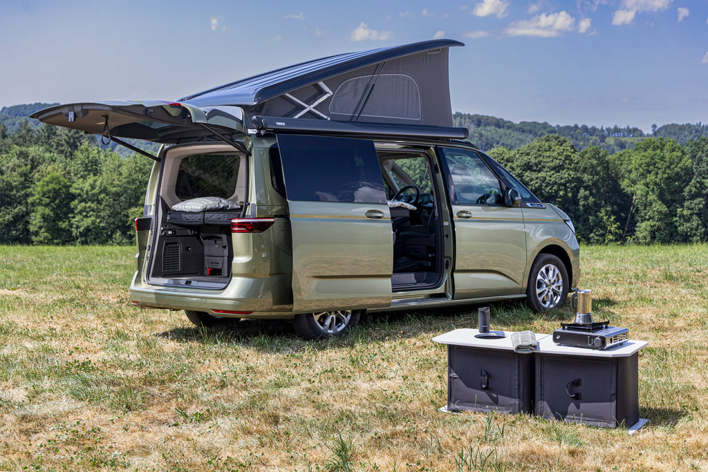 vw-california-stuff-bubble-g27-05 Volkswagen California Beach s modulárním systémem nafukovací kuchyně a flexibilního lůžka.