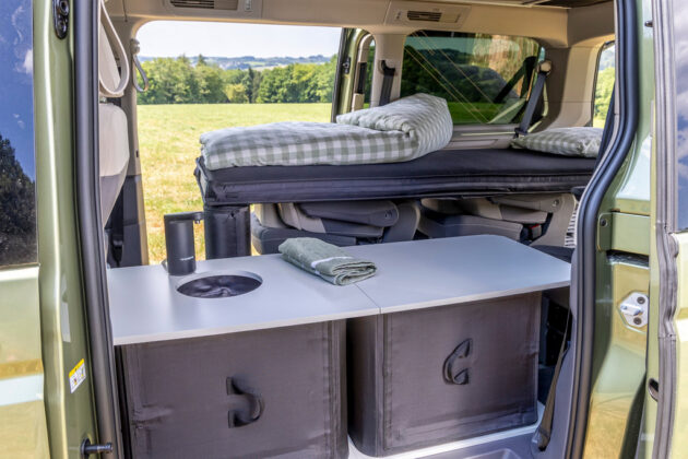 Volkswagen California Beach s modul&aacute;rn&iacute;m syst&eacute;mem nafukovac&iacute; kuchyně a flexibiln&iacute;ho lůžka.