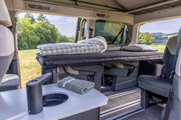 Volkswagen California Beach s modul&aacute;rn&iacute;m syst&eacute;mem nafukovac&iacute; kuchyně a flexibiln&iacute;ho lůžka.