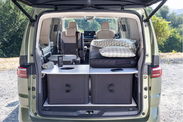 Volkswagen California Beach s modul&aacute;rn&iacute;m syst&eacute;mem nafukovac&iacute; kuchyně a flexibiln&iacute;ho lůžka.