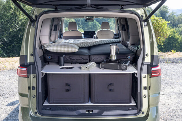 Volkswagen California Beach s modul&aacute;rn&iacute;m syst&eacute;mem nafukovac&iacute; kuchyně a flexibiln&iacute;ho lůžka.