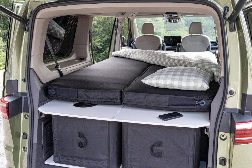 Volkswagen California Beach s modulárním systémem nafukovací kuchyně a flexibilního lůžka.